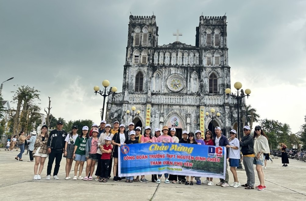 Công đoàn trường THPT Nguyễn Đình Chiểu tham quan, dã ngoại nhân dịp kỉ niệm 113 năm ngày Quốc tế Phụ nữ 8/3 và cuộc khởi nghĩa Hai Bà Trưng tại tỉnh Phú Yên.